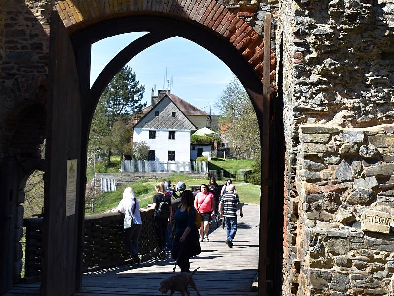 Krásné počasí přilákalo na Krakovec stovky turistů.