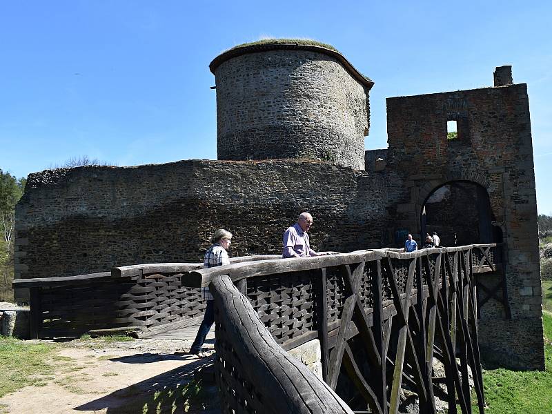 Krásné počasí přilákalo na Krakovec stovky turistů.