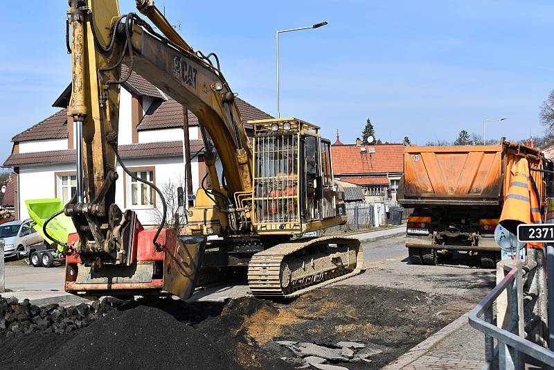 Z luženské tepny mizí "kočíčí hlavy", které k obci desítky let neodmyslitelně patřily. Opravena bude silnice i chodníky.