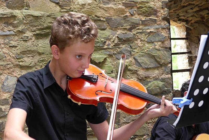 Duo Resonans opět hrálo návštěvníkům hradu Krakovec.