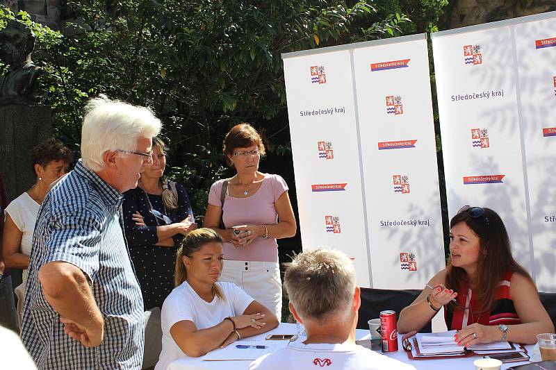 Na hejtmančin úřední den v Rakovníku dorazila kromě ostatních lidí také skupina protestujících proti současnému dění na MOA Rakovník. Jednání však příliš úspěšné nebylo.