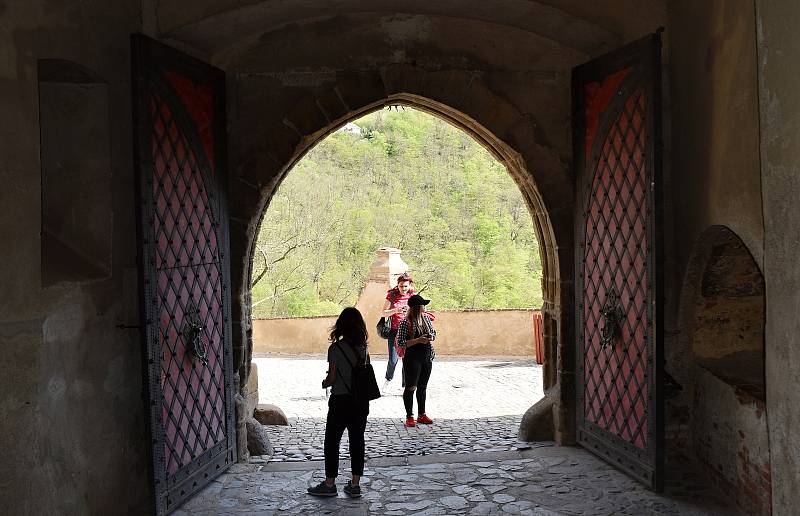 Hrad Křivoklát je již týden otevřen veřejnosti. Největší nával zaznamenal o víkendu, především v neděli. I během slunečního úterý se ovšem tu a tam objevovali turisté.