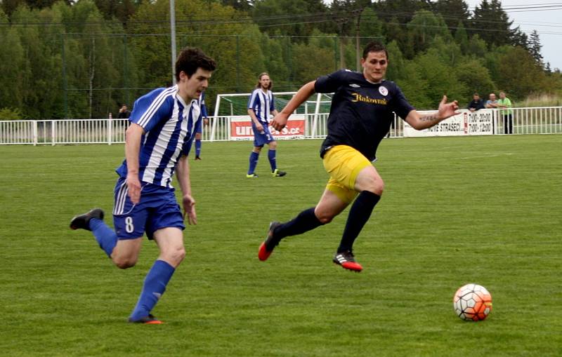 Nové Strašecí (v modrobílém) porazilo doma v derby SK Rakovník 2:1 na penalty.