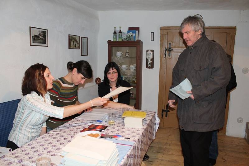 Fotostřípky z páteční přímé volby prezidenta na Rakovnicku