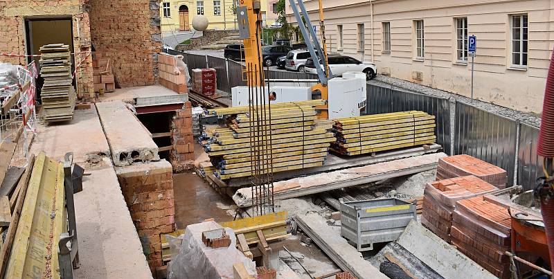 Na výstavbě Víceúčelového studijního a společenského centra v Rakovníku se pracuje již téměř pět měsíců.