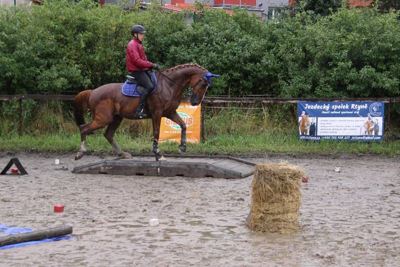 Národních soutěží Working Equitation ve Rtyni nad Bílinou se zúčastnili i koně a jezdci hředelského Jezdeckého klubu Spongilit.