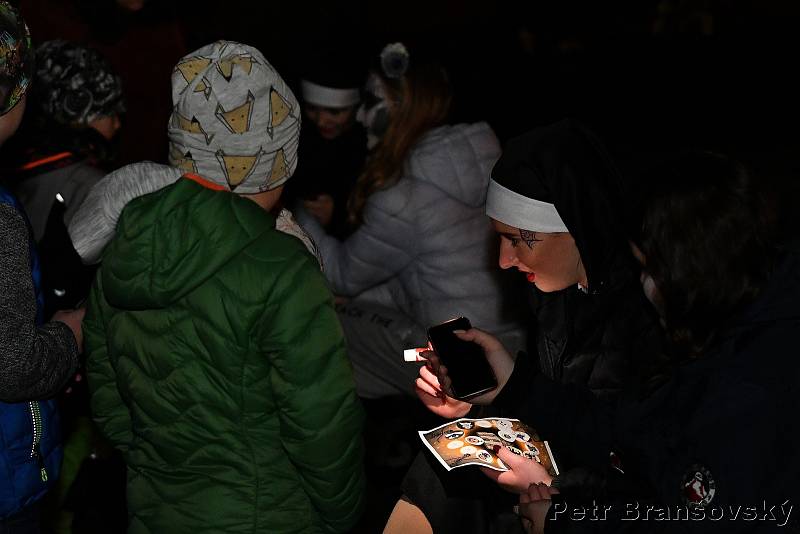 Rakovnická knihovna s Lentilkami DDM uspořádaly na náměstí Halloween.