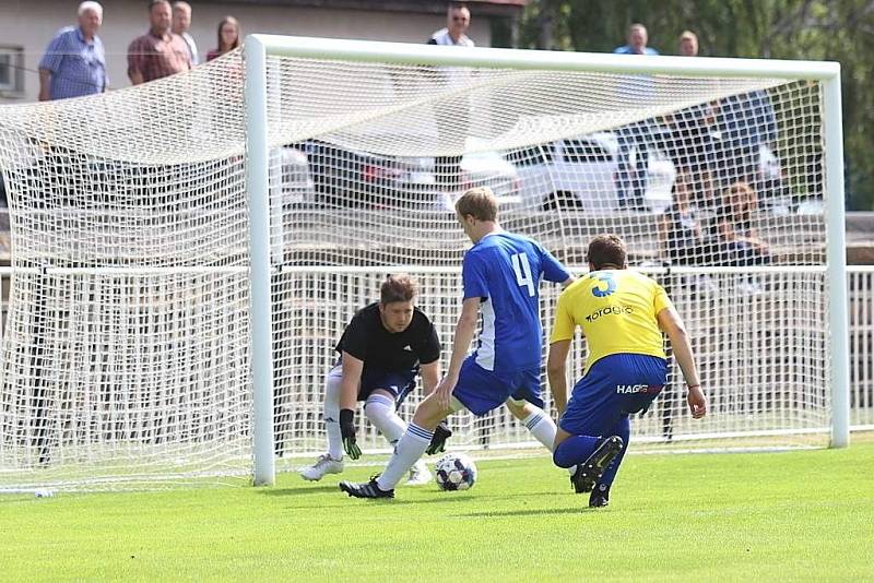 SK Rakovník (ve žlutém) v první přípravě přehrál doma SK Kladno 2:0.