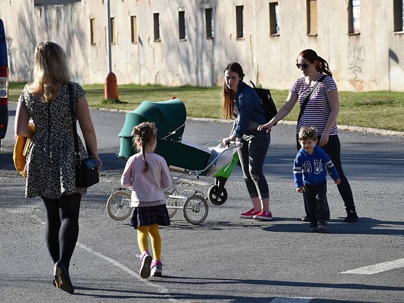 Teplé jarní počasí vylákalo v úterý 30. března 2021 ven spoustu dětí i dospělých.