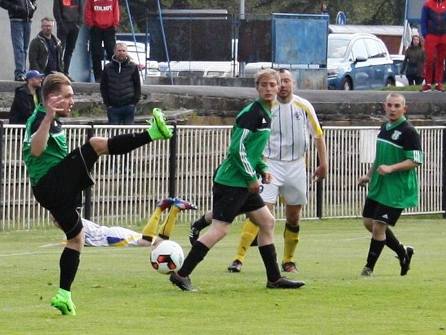 SK Rakovník B  v okresním derby v nejnižší krajské soutěži přejel Hředle 5:0.