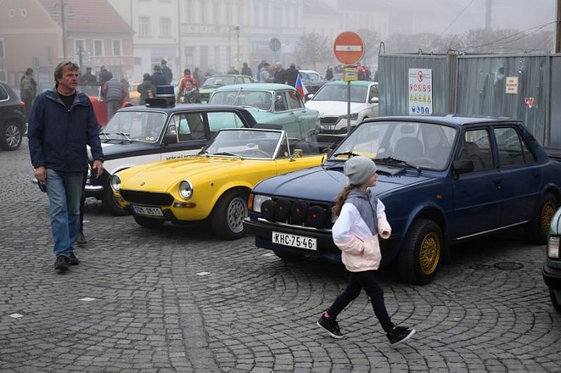 Čtvrteční sraz autoveteránů na Husově náměstí v Rakovníku.