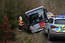 Mezi Velkou Bukovou a Všetaty havaroval v úterý odpoledne autobus, který sjel do příkopu.