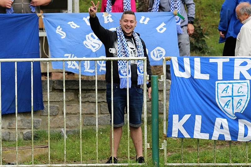 Tatran Rakovník (v růžovém) - SK Kladno 0:1