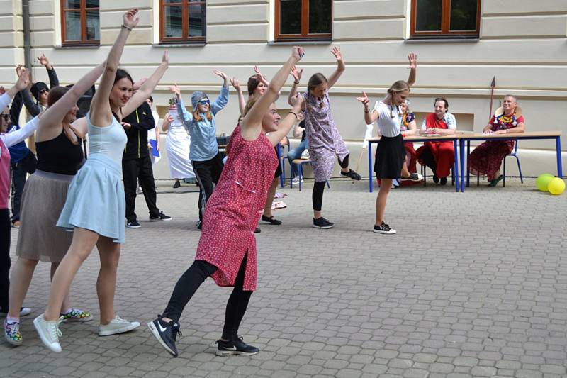 Ve čtvrtek 10. května se u novostrašeckého gymnázia konala studentská oslava Majáles.