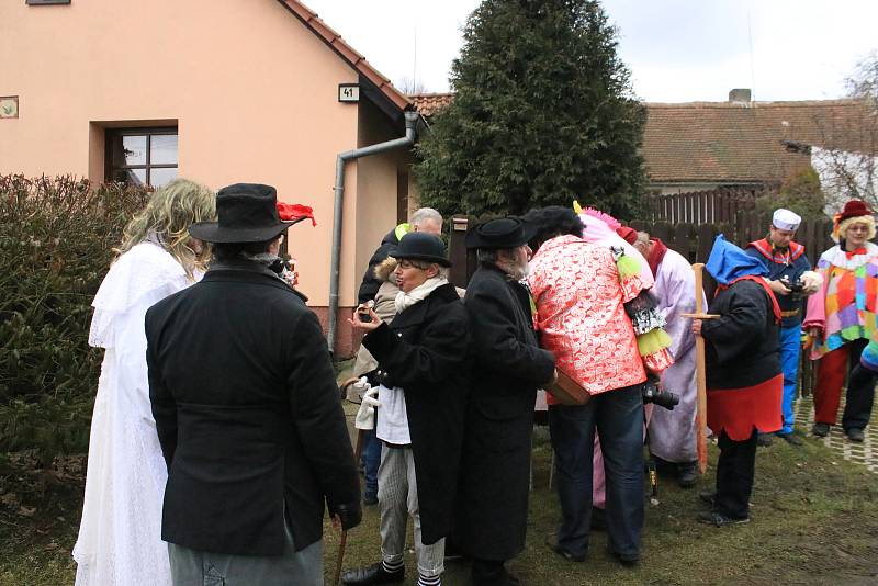 Průvod čítal okolo šedesáti masek, vycházelo se od hospody, kde se také po dvou hodinách končilo a začínalo se losovat o nejhezčí masky.