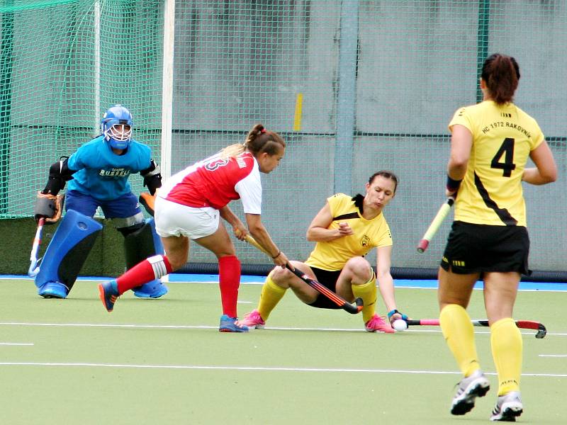 Rakovnické pozemní hokejistky remizovaly v posledním kole extraligy s pražskou Slavií 2:2 a do semifinále play off postupují z druhé příčky.