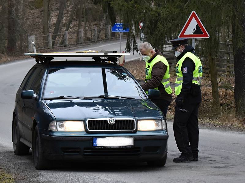 Policejní kontroly na Rakovnicku na hranicích okresů.