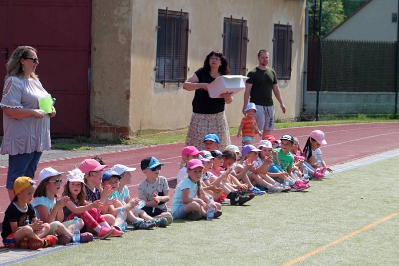 Dětský sportovní den na hřišti rakovnické sokolovny si děti náramně užily.