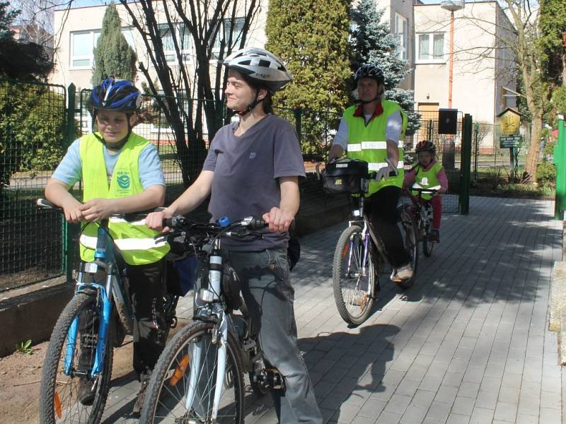 Členové cyklistického kroužku DDM Rakovník uklízeli ke Dni Země cyklostezku do Pustovět