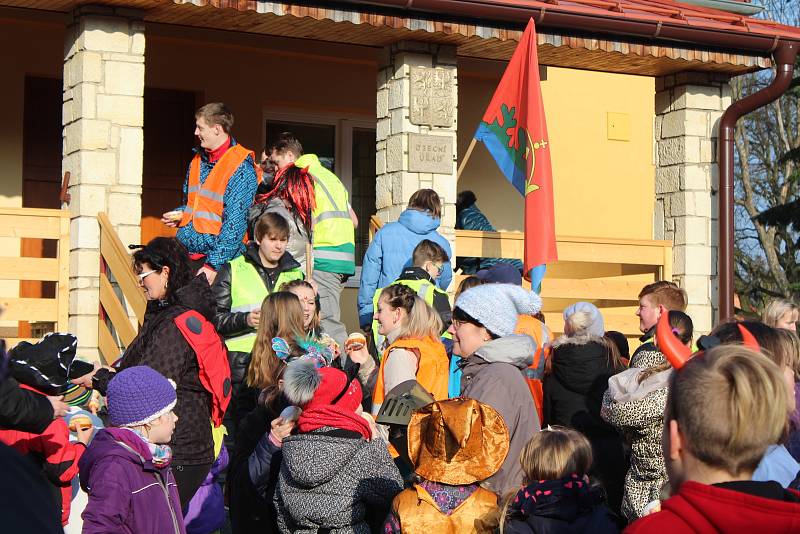 Lužnou prošly nejrůznější masky. Do rytmu jim cestou hrála hudební kapela v podání místních občanů.