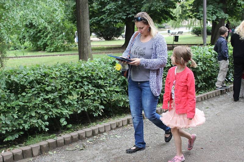 Slavnostní předávání vysvědčení si užili také školáci v Rakovníku. Někteří z nich přímo ze školy zamířili třeba do hračkářství.