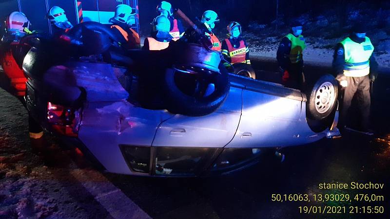 Osobní auto mířící po dálnici D6 od Prahy na Karlovy Vary skončilo v úterý večer na střeše.