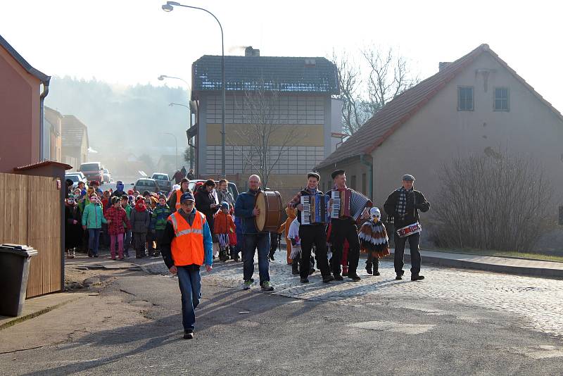 Lužnou prošly nejrůznější masky. Do rytmu jim cestou hrála hudební kapela v podání místních občanů.