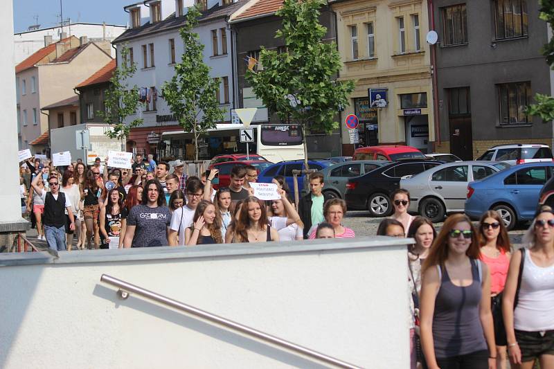 Studenti v Rakovníku protestují proti propouštění učitelů.