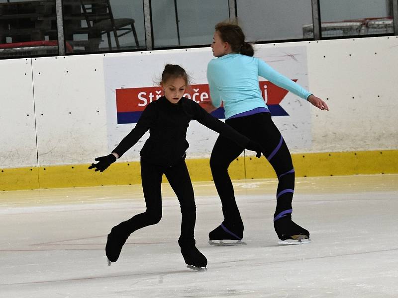 Krasobruslařky a krasobruslaři z Kraso HC Rakovník mohou trénovat na ledové ploše celé léto.