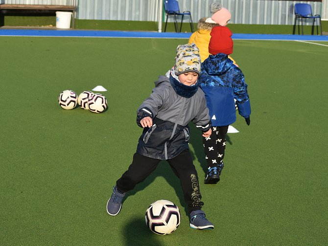 Sportovní klub policie Rakovník uspořádal na městském stadionu v rámci Měsíce náborů fotbalový trénink pro děti z mateřinky Klicperova.