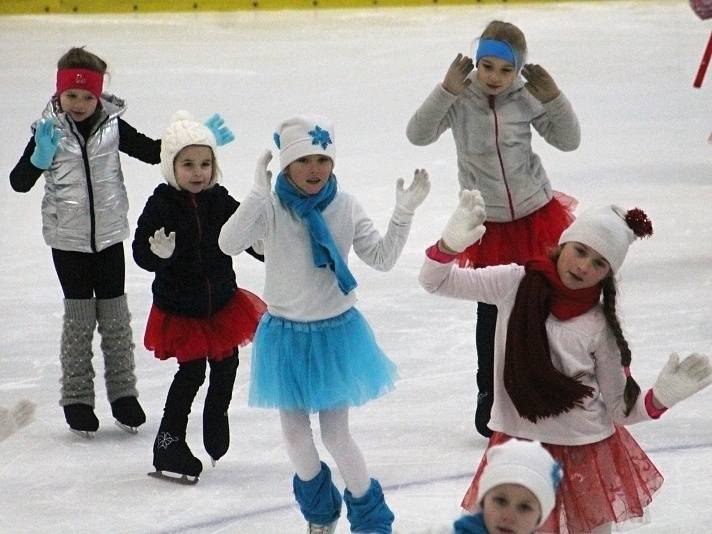 Krasobruslařská exhibice na rakovnickém zimním stadionu.