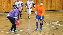 Hokejbalisté, kteří v druhé polovině 90. let hráli Rakovnickou hokejbalovou ligu, se opět sešli ve sportovní hale, aby pomohli potřebným.