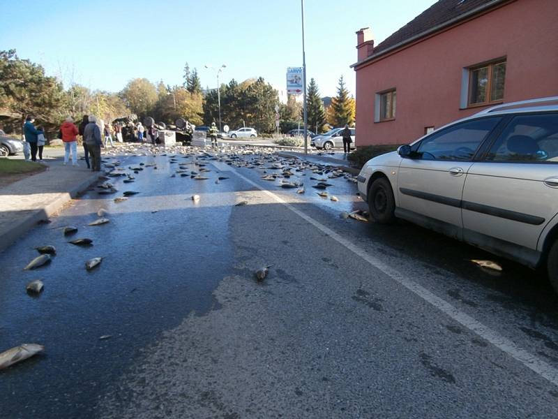 Dopravní nehoda traktoru s vlekem v ulicích Rakovníka 12. října 2019.