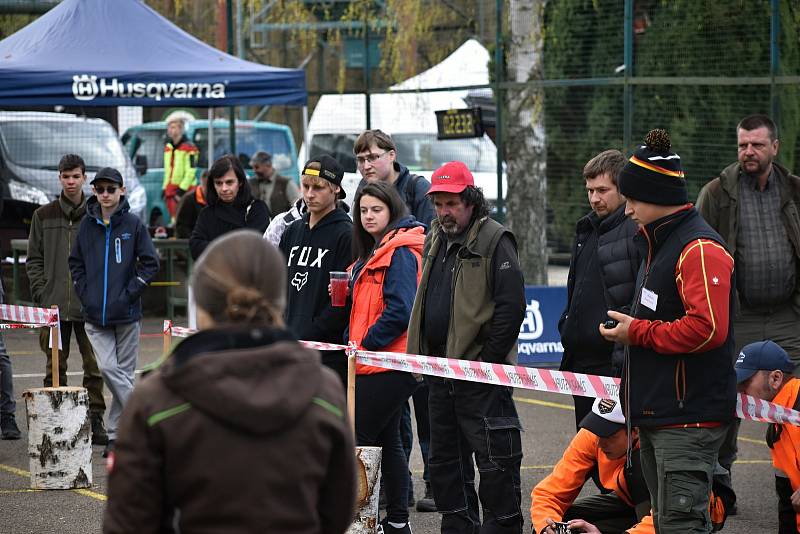 Dřevorubec junior. Mistrovství České republiky v práci s motorovou pilou pro žáky lesnických škol, areál Střední lesnické školy a SOU Křivoklát.