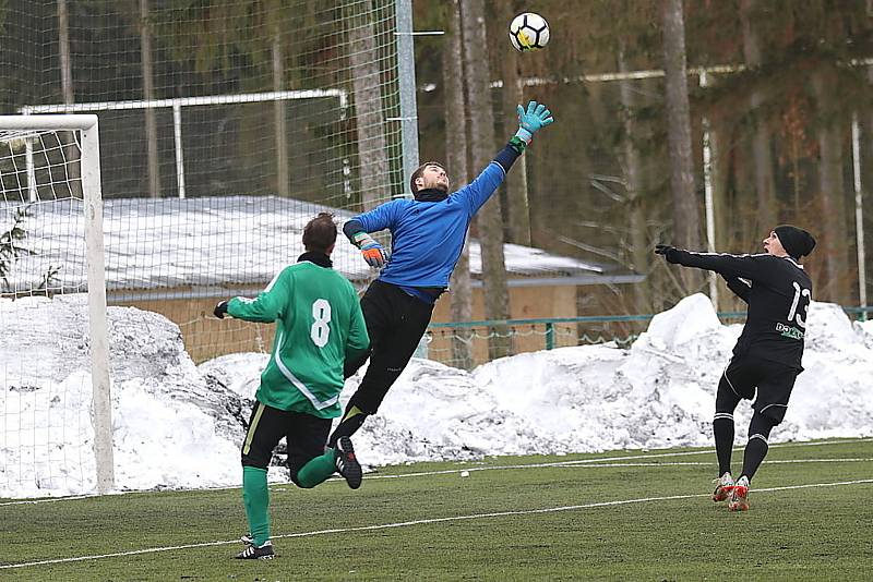 Divizní fotbalisté Tatranu Rakovník (v zeleném) vyhráli v přípravném utkání nad celkem Dobříše jasně 5:2.