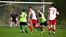 Okresní přebor: nováček Pavlíkov (v bílém) nepotvrdil roli favorita a Kněževes si veze z jeho hřiště výhru 1:0.