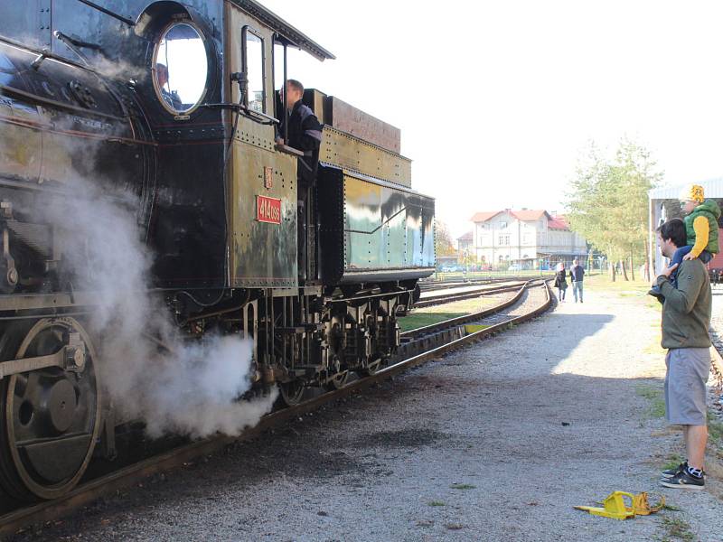 Sobotní slunečný den v železničním muzeu v Lužné.