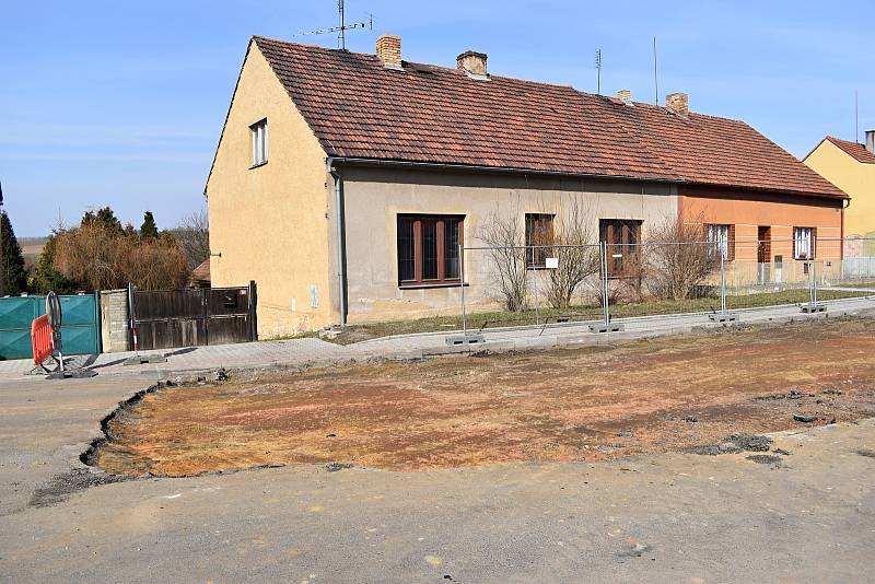 Z luženské tepny mizí "kočíčí hlavy", které k obci desítky let neodmyslitelně patřily. Opravena bude silnice i chodníky.