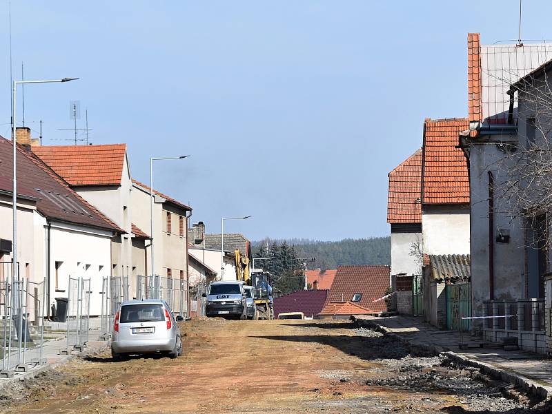 Z luženské tepny mizí "kočíčí hlavy", které k obci desítky let neodmyslitelně patřily. Opravena bude silnice i chodníky.