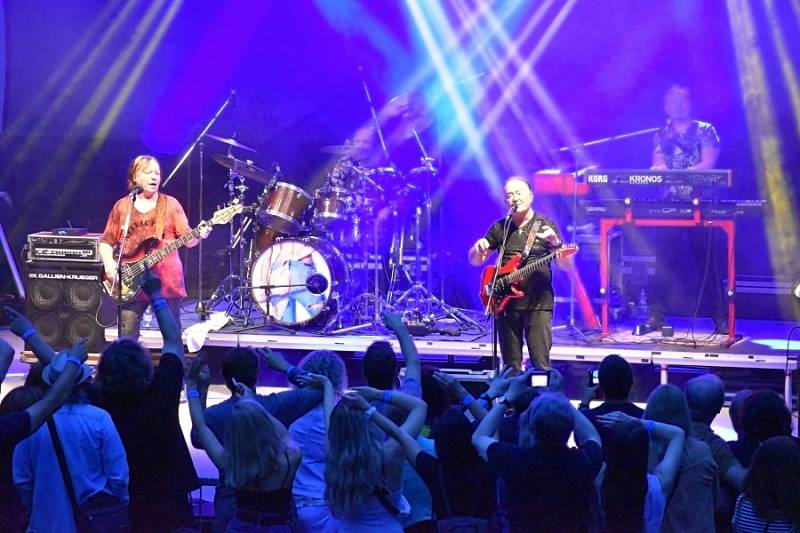 Koncert legendární rockové skupiny Olympic si přišlo do Letního kina v Rakovníku poslechnout šest set Rakovničanů.