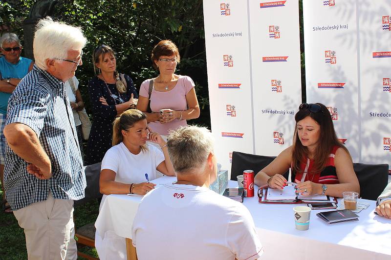 Na hejtmančin úřední den v Rakovníku dorazila kromě ostatních lidí také skupina protestujících proti současnému dění na MOA Rakovník. Jednání však příliš úspěšné nebylo.