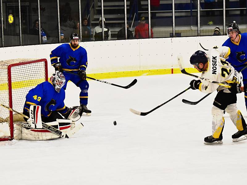 Hokejisté HC Rakovník porazili v prvním čtvrtfinálovém duelu Černošice 5:4.