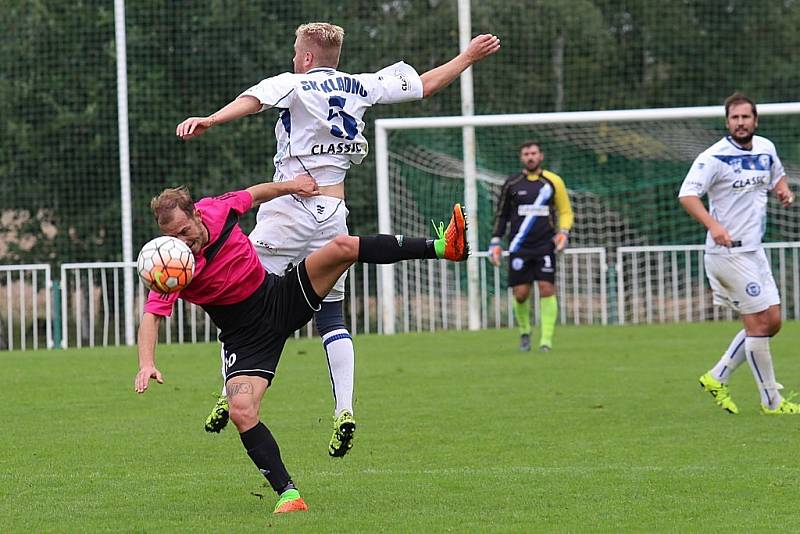 Tatran Rakovník (v růžovém) - SK Kladno 0:1