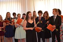 Své maturitní vysvědčení na Městském úřadu v Novém Strašecí obdrželi i studenti 4. B novostrašeckého gymnázia.