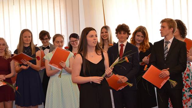 Své maturitní vysvědčení na Městském úřadu v Novém Strašecí obdrželi i studenti 4. B novostrašeckého gymnázia.