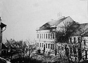 Budova staré rakovnické pošty na počátku 20. století.