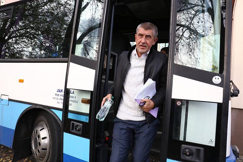 Netradiční předvolební debata Deníku: s politiky na cestě autobusem. Zastavení na besedě s občany ve Všetatech na Rakovnicku.