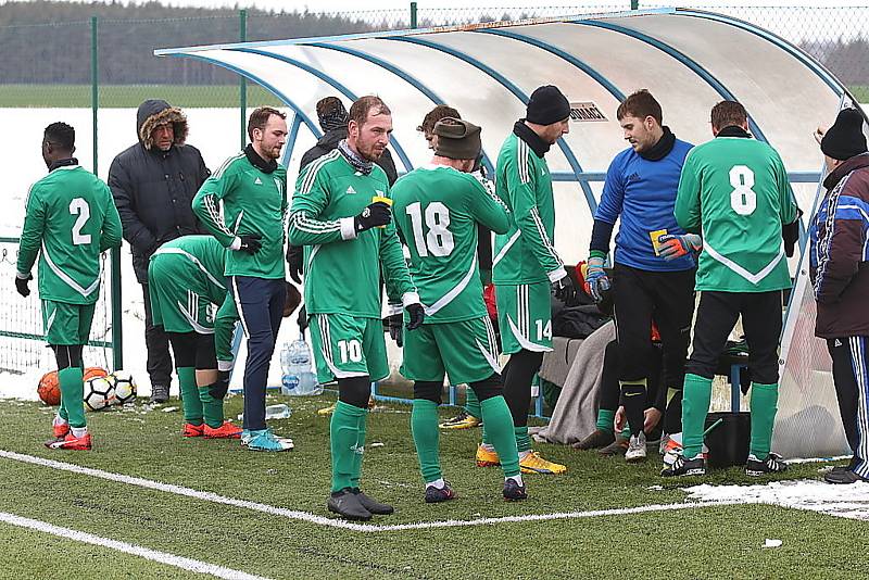 Divizní fotbalisté Tatranu Rakovník (v zeleném) vyhráli v přípravném utkání nad celkem Dobříše jasně 5:2.