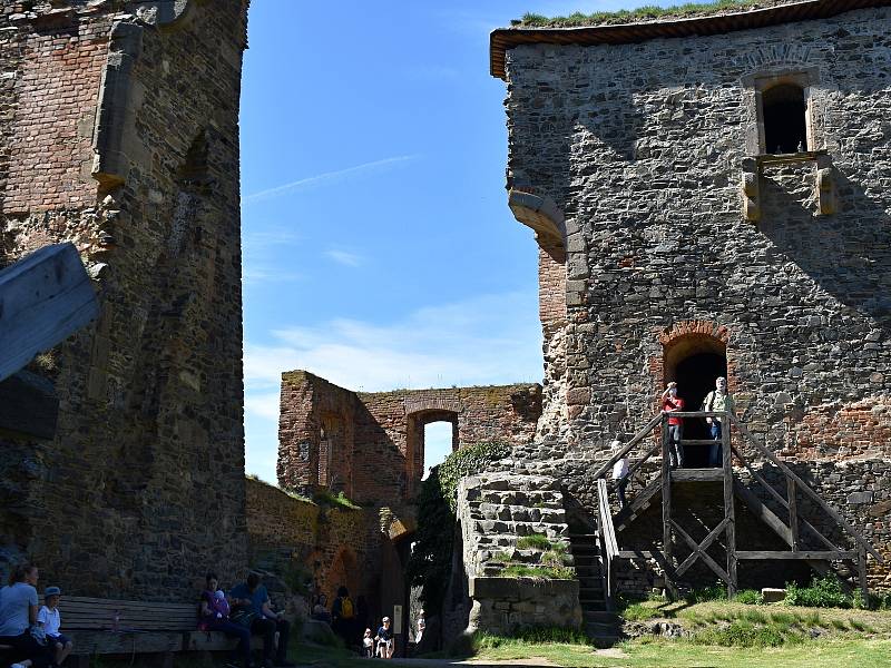 Krásné počasí přilákalo na Krakovec stovky turistů.