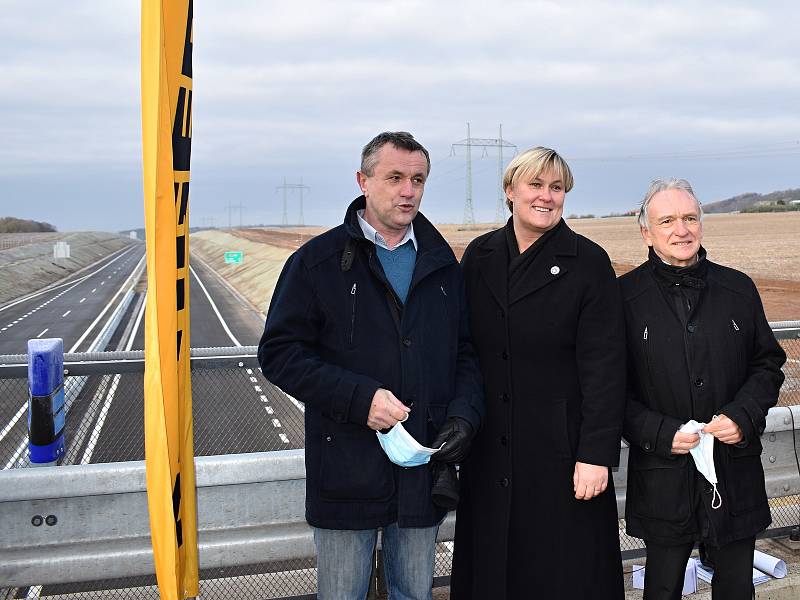 Starostové a starostka Řevničova, Krušovic a Nového Strašecí při otevření dalšího úseku D6.